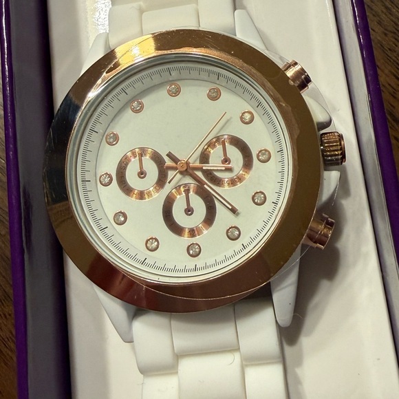 Women’s Quartz Fashion Wristwatch, Round Face with White Silicone Band - NIB
